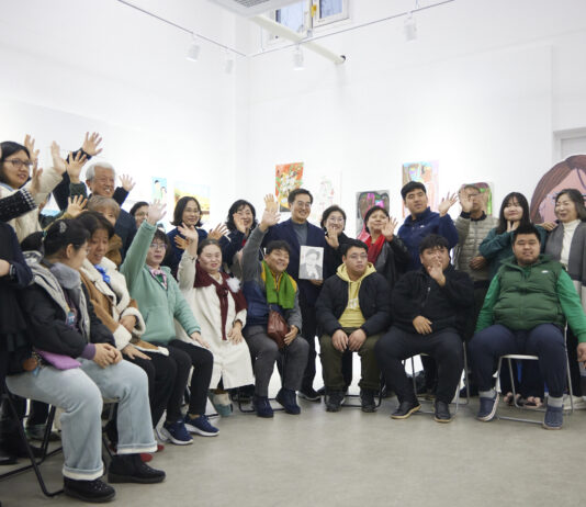 발달장애인 예술가 만난 김동연, “여러분들과 함께 사는 세상 만드는 게 제 꿈”
